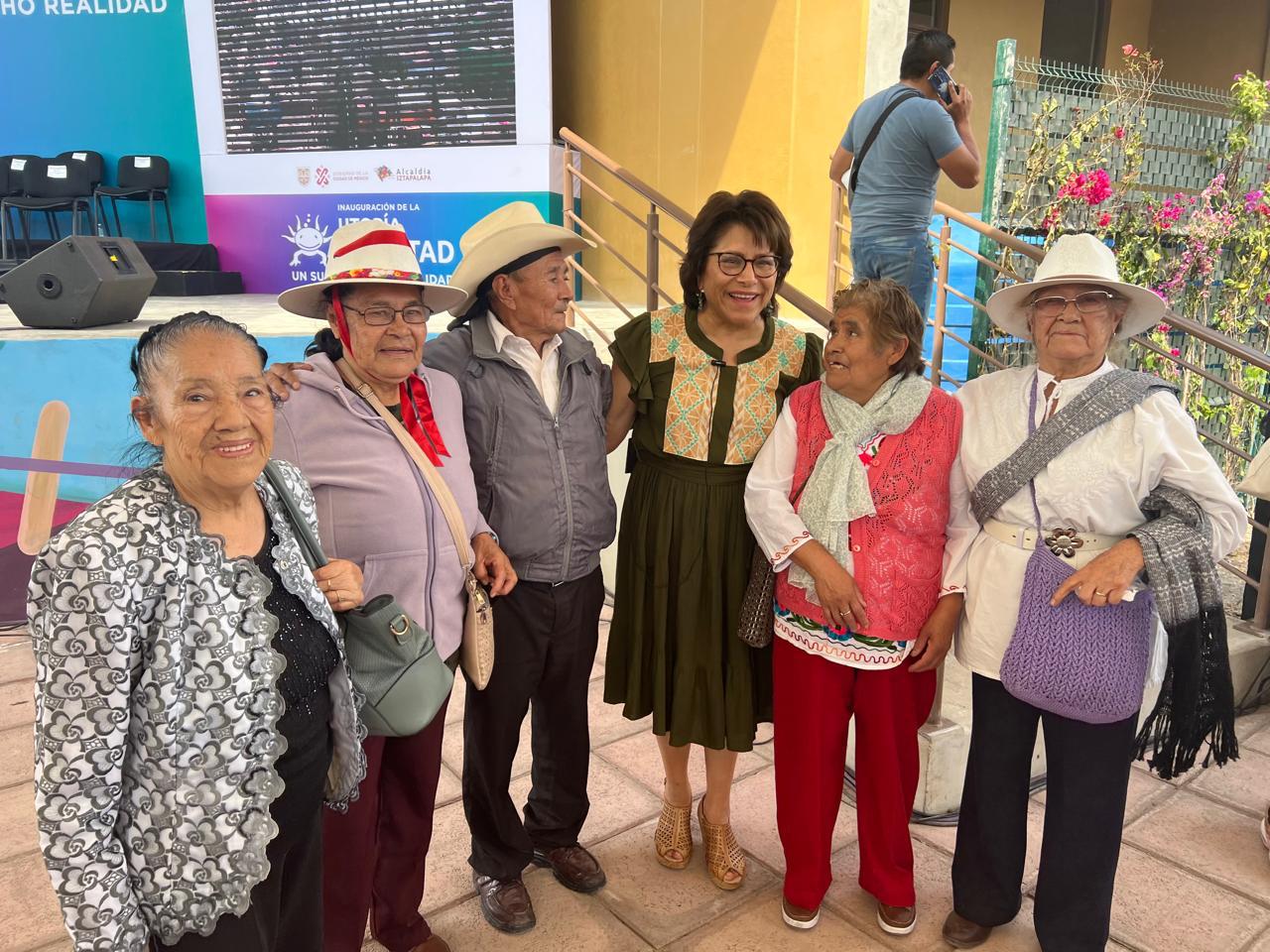 Con Martha Soledad Ávila Ventura - Foto 2